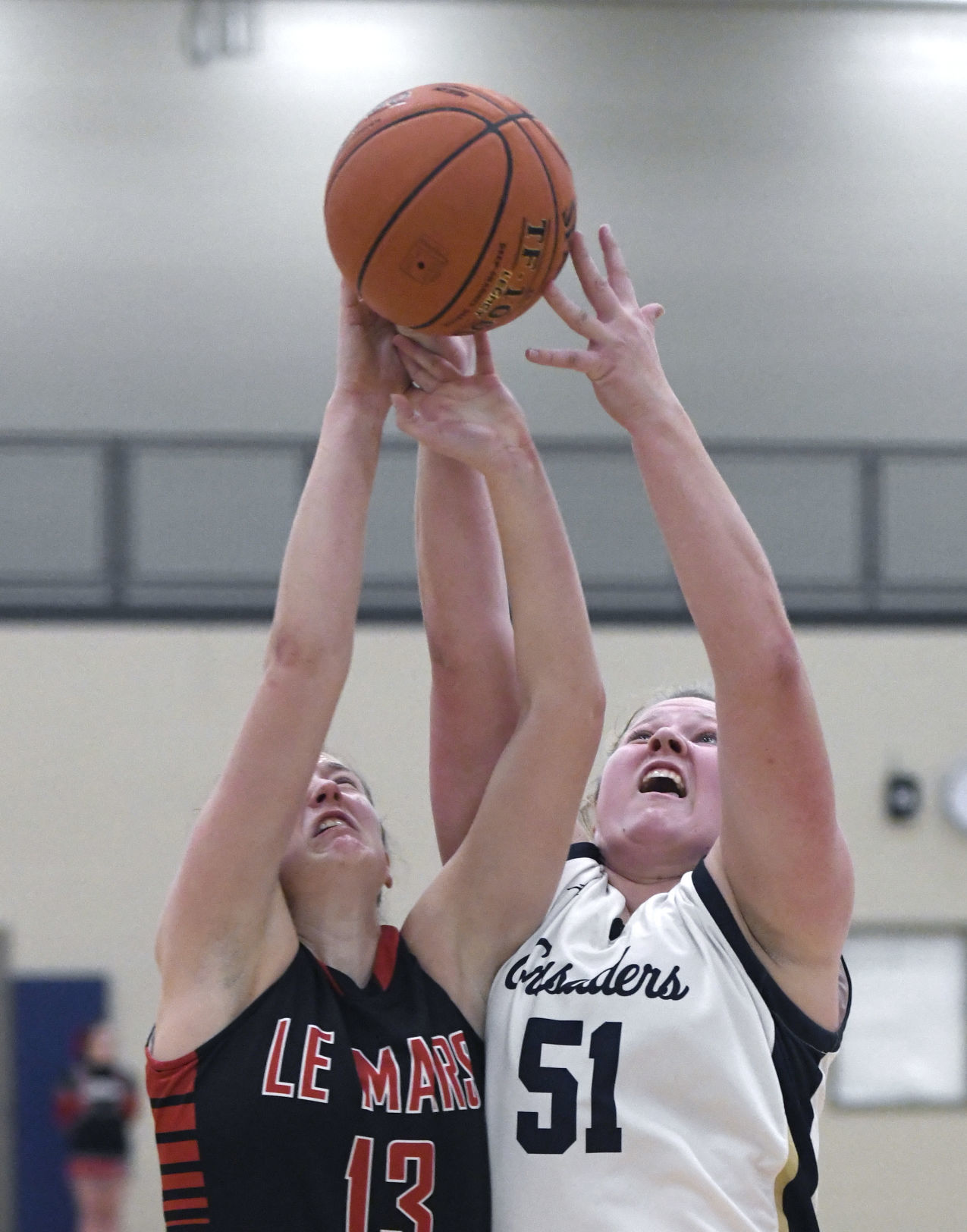Heelan hosts Le Mars girls basketball